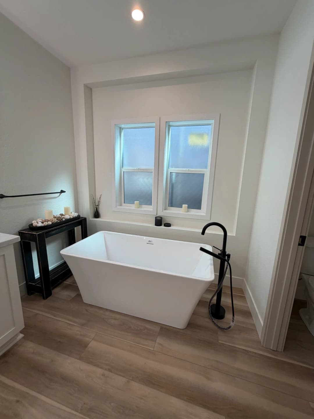 Roberto bathroom home features