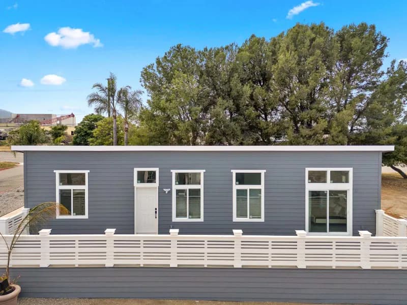 Bd 04 (4424) exterior and elevation home features