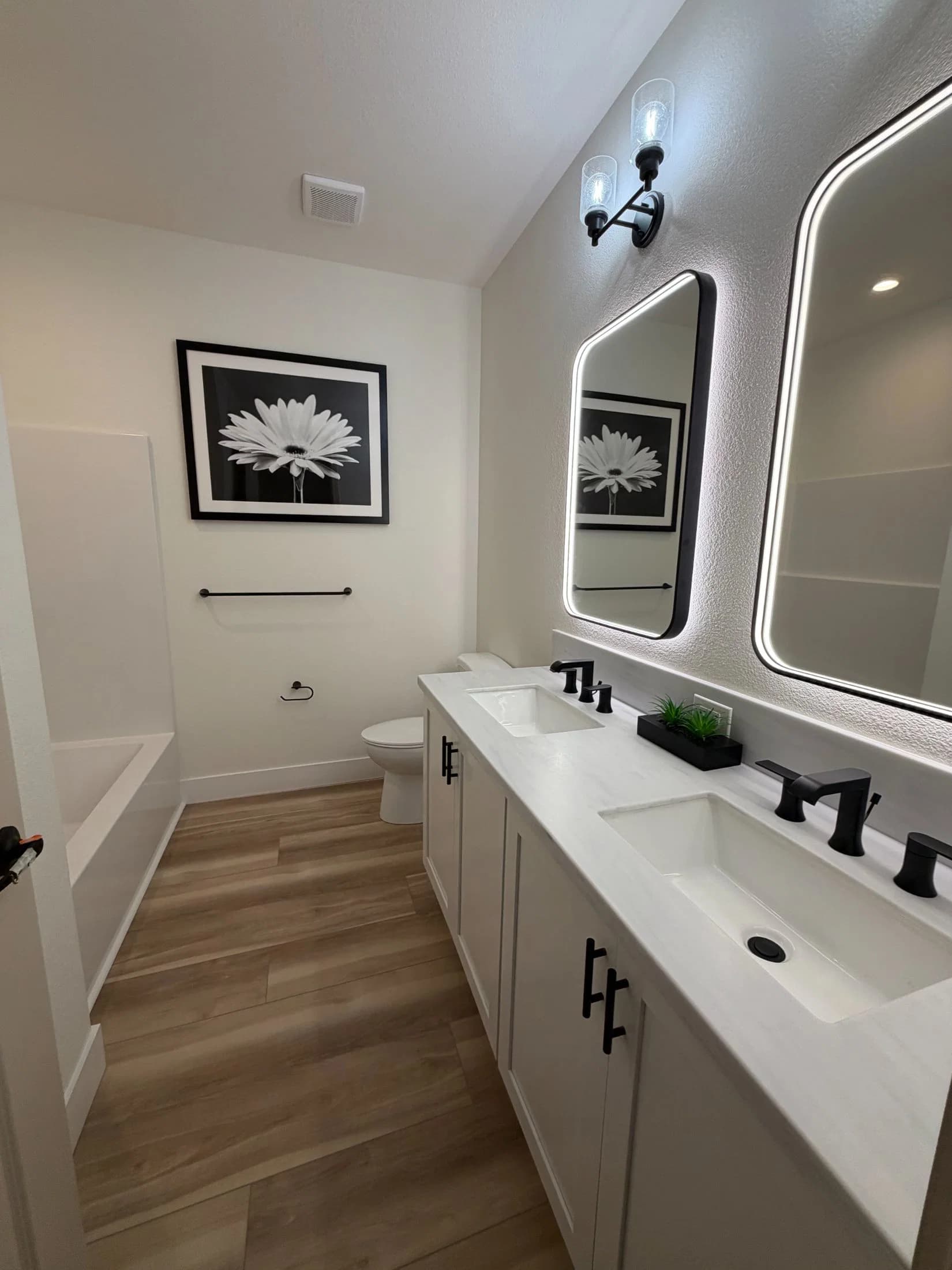 Roberto bathroom home features